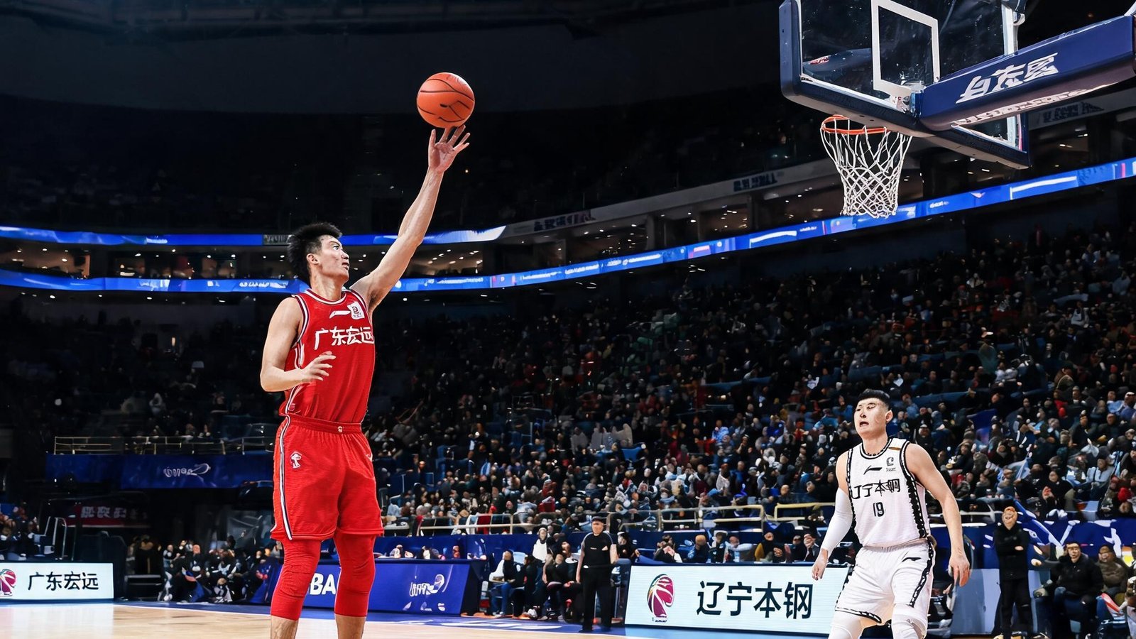 CBA联赛广东宏远队与辽宁本钢队的比赛，球员正在三分线外出手投篮